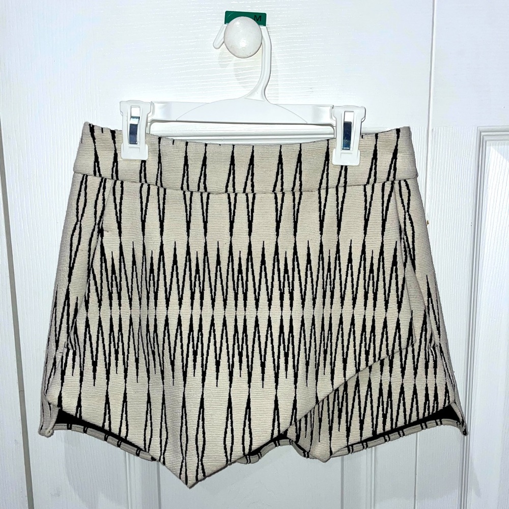 COOL BLACK AND WHITE SHORTS/SKORT (brand: Design Lab)